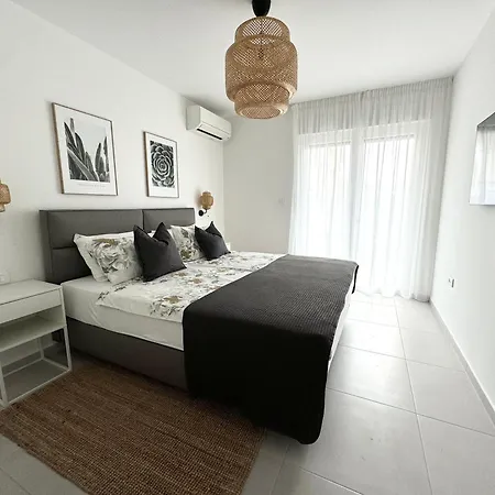 Divina V 150 Meters From The * Пула