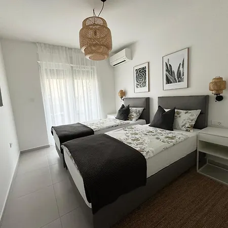 Divina V 150 Meters From The Apartment