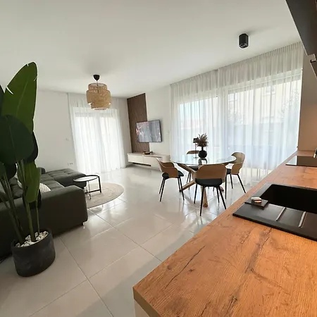 Divina V 150 Meters From The Apartment Pula